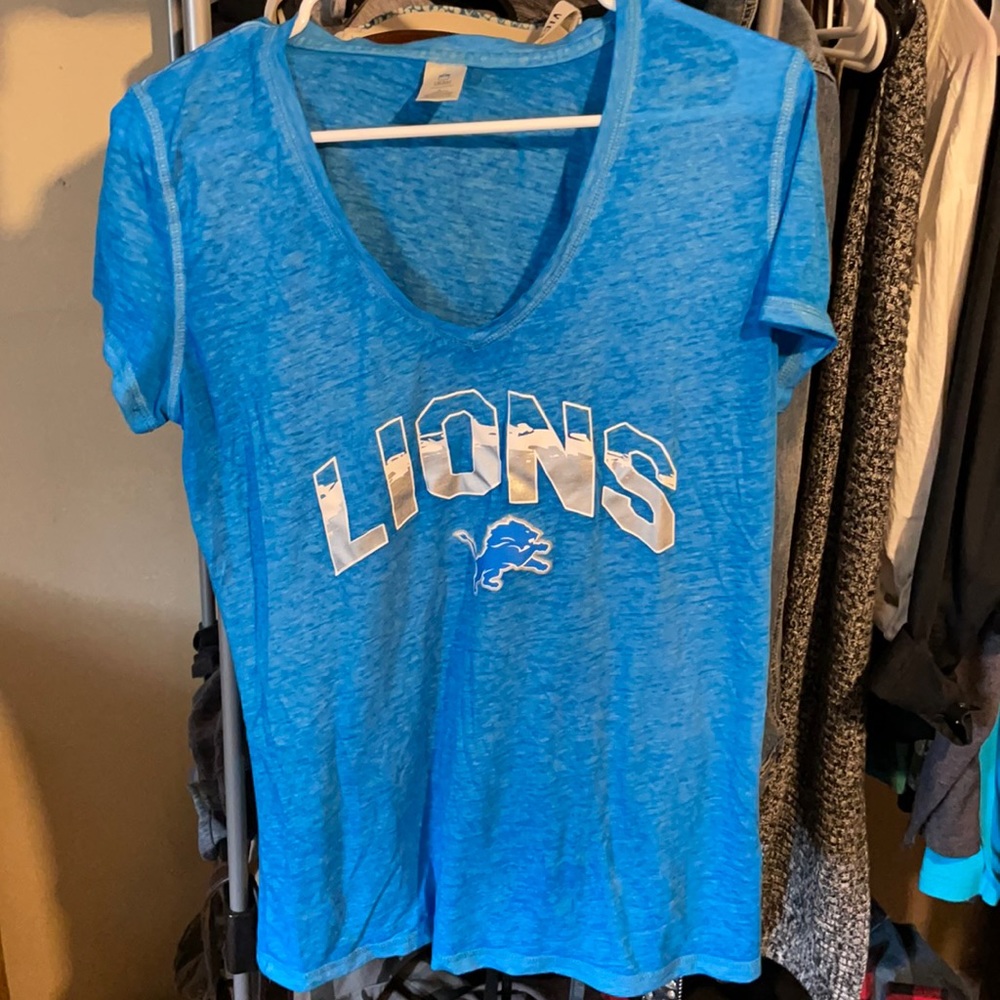 Lions v neck